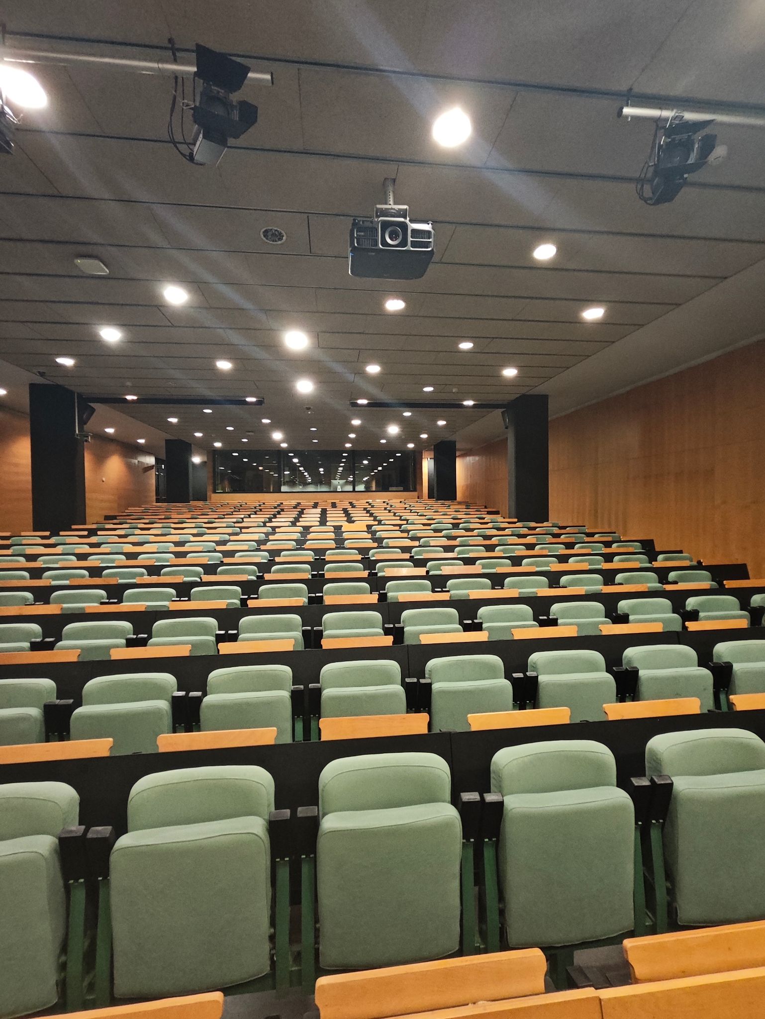 Auditorio de ESCI-UPF preparado para un evento