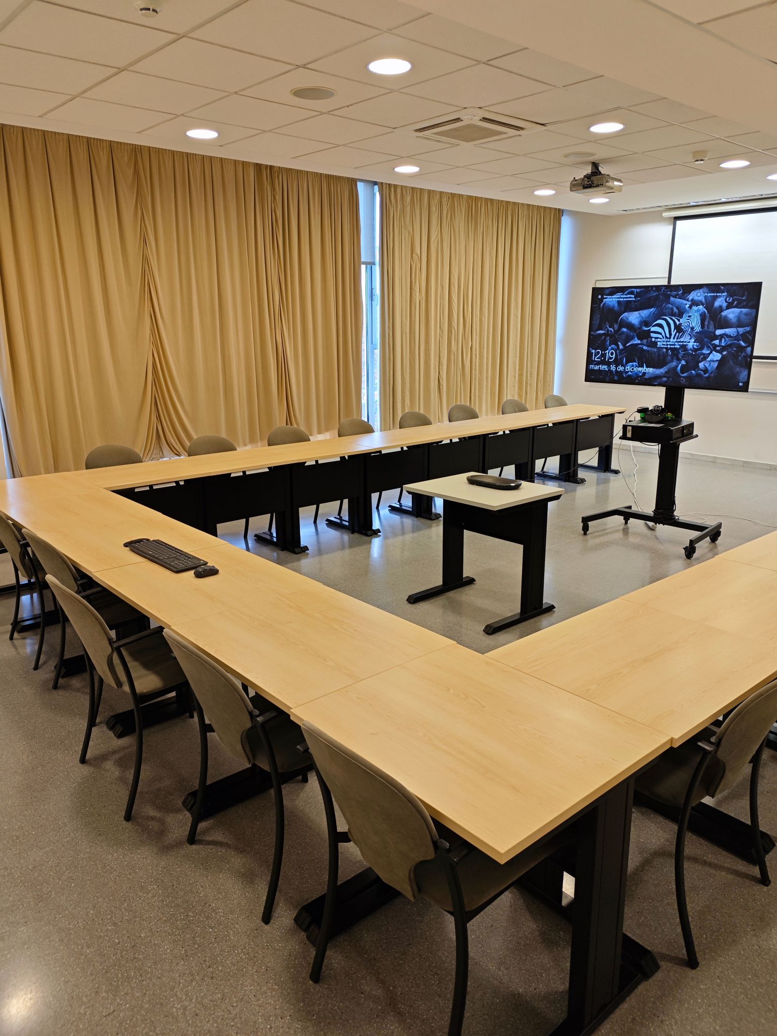 Sala de reuniones con equipamiento audiovisual en ESCI-UPF